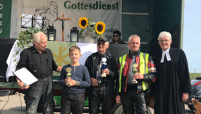 Die Ehrungen (v.l.). für den Helfer des Tages, den jüngsten und den ältesten Teilnehmer sowie den weitest angereisten (350km)