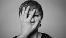 Gewalt gegen Frauen hat viele Facetten - vom Stalking zur körperlicher Gewalt - Copyright: zdyma4/fotolia