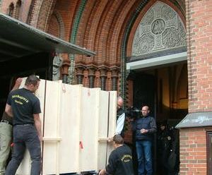 Der Bibeltransport ist Schwerstarbeit