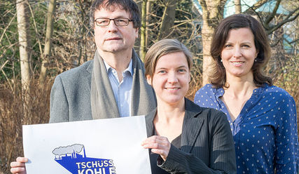 Die drei Vertrauensleute der Volksinitiative: Ulf Skirke, Zukunftsrat Hamburg; Sprecherin Wiebke Hansen; Ulrike Eder, Ökumenezentrum der Nordkirche - Copyright: Tschüss Kohle