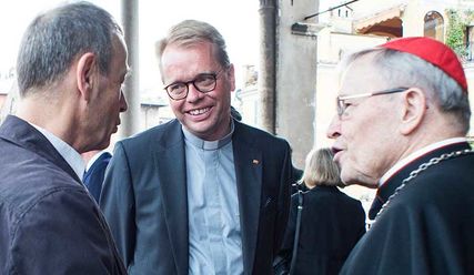Jens-Martin Kruse, evangelischer Pastor in Rom (Mitte) im Gespräch mit Frere Alois, Prior der Gemeinschaft von Taize (links) und Walter Kardinal Kasper - Copyright: Evangelisch-Lutherische Gemeinde in Rom