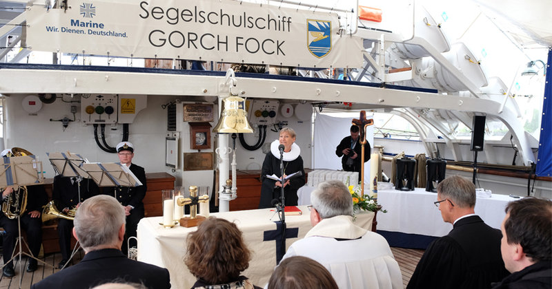 Bischöfin Kirsten Fehrs predigt auf Gorch Fock