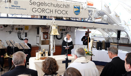 Bischöfin Kirsten Fehrs predigt auf Gorch Fock - Copyright: Stephan Wallocha / epd