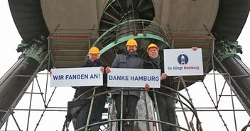 Hauptpastor Alexander Röder, Christoph Wöhlke (Budni) und Michael Kutz (Michel-Stiftung, v.li.) zog es heute zum Test auf den Michel-Turm - Copyright: Stephan Wallocha/Hauptkirche St. Michaelis