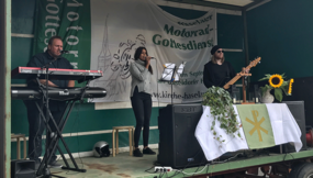Auf der Bühne die Band: Boris, Lea und Bo (v.l.)