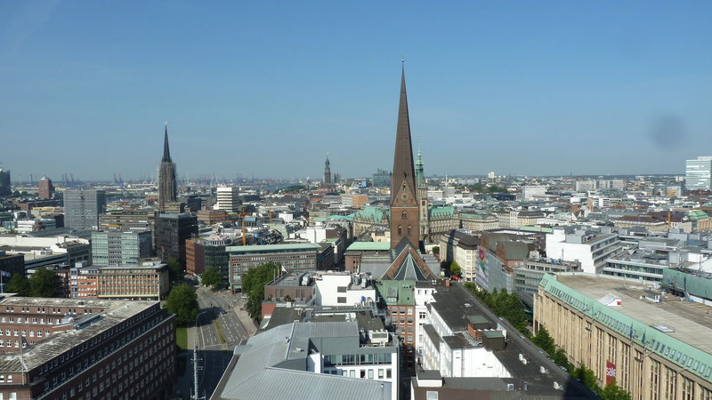 Hamburg und seine Kirchen: ein Blick von St. Jacobi auf die Stadt