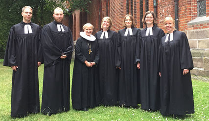 Bischöfin Kirsten Fehrs (3.v.l.) mit dem neuen Nachwuchs für die Kirche, unter ihnen Kirsten Kunz (2. v. re.) und Ulf Werner (2.v.l)   - Copyright: Bischofskanzlei Hamburg und Lübeck