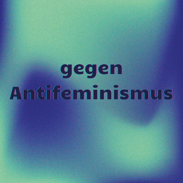 Schriftzug "gegen Antifeminismus" auf blaugrünem Hintergrund - Copyright: Kelly Thomsen
