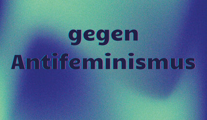 Schriftzug 'gegen Antifeminismus' auf blaugrünem Hintergrund - Copyright: Kelly Thomsen