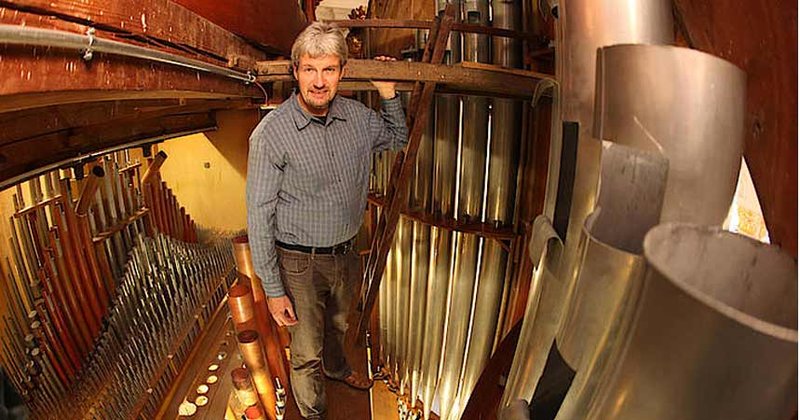 Organist Manuel Gera steht mitten zwischen fast 7000 Pfeifen seiner Steinmeyer-Orgel