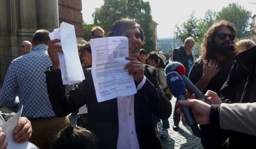 Sprecher Romano Schneider zeigt die Abschiebungsbescheide