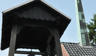 Glockenturm am Christophorushaus der Kirchengemeinde Hamburg-Schnelsen - Copyright: Kirchengemeinde Schnelsen | https://www.kircheschnelsen.de