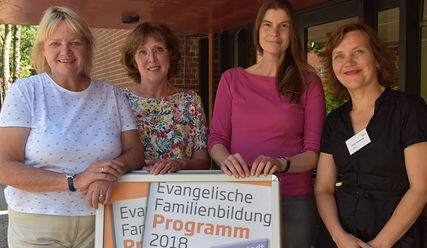 Führten ein Gespräch über die bessere Ausstattung der Familienbildung (von links:) Katja Rathje-Hoffmann (CDU-Landtagsabgeordnete), Doris Vorpahl (CDU-Fraktion Norderstedt und Mitglied im Sozialausschuss), Marianne Trede-Beck (Diakonisches Werk Schleswig-Holstein) und Birgit Harpering (Evangelische Familienbildung Norderstedt). - © Monika Rulfs - Copyright: Monika Rulfs