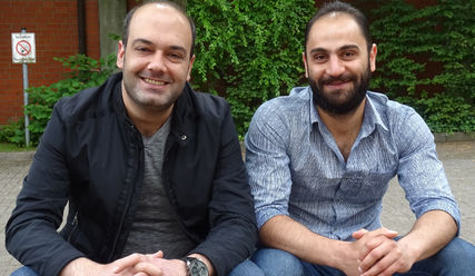 Eyad Isper  und Mohammed Masmas (rechts) strahlen: Sie haben die Ausbildung zum Kaufmann für Büromanagement bestanden.  - Copyright: © Karen Schueler-Albrecht