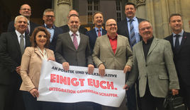Diakoniechef Dirk Ahrens (Mitte) und weitere der 16 Unterzeichner präsentierten den Appell für Integration - Copyright: Steffen Becker/Diakonisches Werk Hamburg