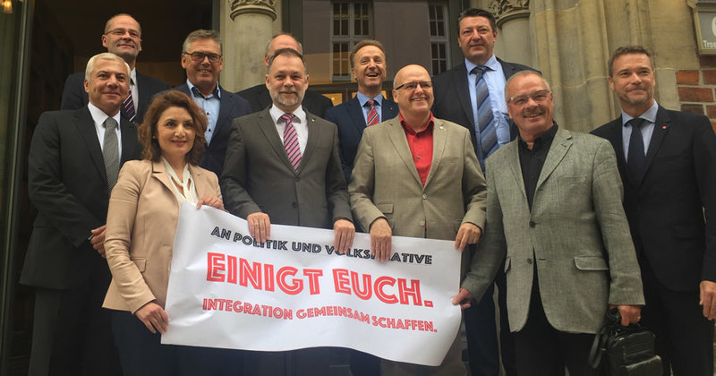 Diakoniechef Dirk Ahrens (Mitte) und weitere der 16 Unterzeichner präsentierten den Appell für Integration
