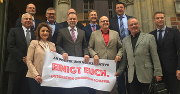 Diakoniechef Dirk Ahrens (Mitte) und weitere der 16 Unterzeichner präsentierten den Appell für Integration - Copyright: Steffen Becker/Diakonisches Werk Hamburg