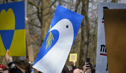 Friedensdemo für die Ukraine mit einem Plakat einer Friedenstaube - Copyright: Katharina Pfuhl / fundus-medien.de