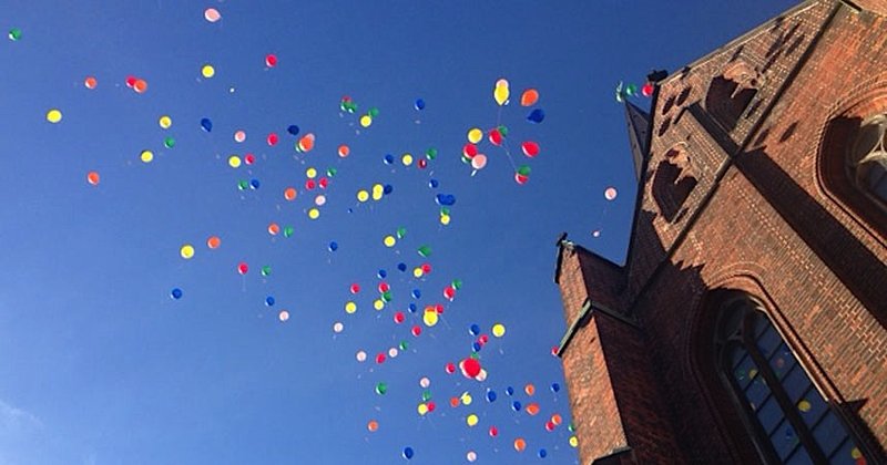 Die Besucher ließen Friedenswünsche in den Himmel steigen
