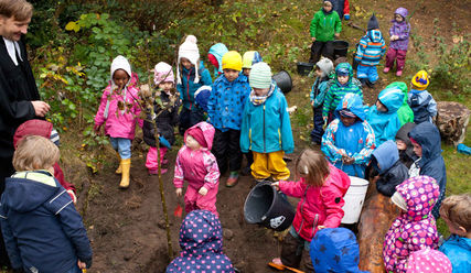 Kinder pflanzten im Luthergarten Bahrenfeld mit Pastor Björn Begas einen Apfelbaum - Copyright: Thomas Krätzig