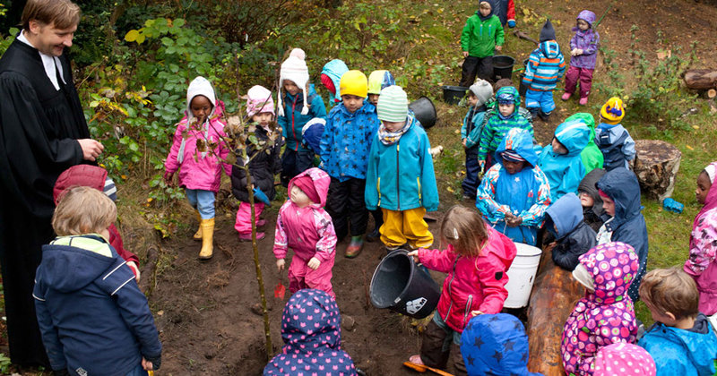 Kinder pflanzten im Luthergarten Bahrenfeld mit Pastor Björn Begas einen Apfelbaum