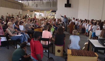 Ein interreligiöser Schulgottesdienst in Mümmelmannsberg mit Trimum-Initiator Bernhard König (Mitte) - Copyright: Filmstill