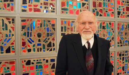Der Künstler Siegfried Assmann (94) vor den von ihm geschaffenen Glasfenstern, in der Kapelle des Hauses der Kirche Niendorf. - Copyright: © Monika Rulfs