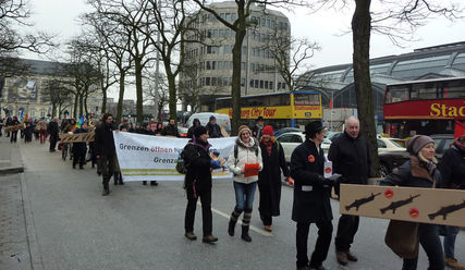 Die Demonstration mit den 101 symbolischen Containern zog am Hauptbahnhof vorbei zum Rathaus - Copyright: Sabine Henning/kirche-hamburg.de