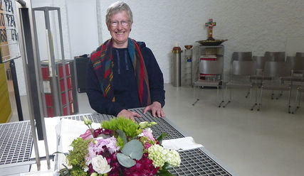 Pastorin Hannegret Riepkes freut sich über den fertigen Umbau ihrer Kirche - Copyright: © Thomas Morell, epd
