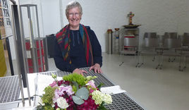 Pastorin Hannegret Riepkes freut sich über den fertigen Umbau ihrer Kirche - Copyright: © Thomas Morell, epd
