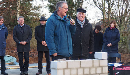 Propst Dr. Karl-Heinrich Melzer (links) wünscht den Katenwohnungen den Segen Gottes, rechts Projektleiter Rolf Beyer - Copyright: © Gunnar Urbach