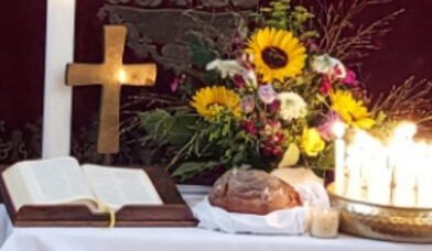 Altar eingedeckt mit Brot, Kerzen und Kreuz - Copyright: ©Sabine Chr. Lübke