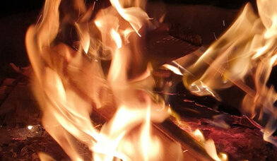 Feuer und Flammen - zu Ostern auch vor der Adventskirche - Copyright: © Stefanie Bock / fundus-medien.de