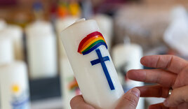 Jemand hält eine Taufkerze in der Hand - Copyright: Rolf Oeser / fundus-medien.de