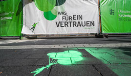 Plakate und Graffiti zum 37. Deutschen Evangelischen Kirchentag, an der Dortmunder St. Petri Kirche - Copyright: © DEKT, Stephan Schütze