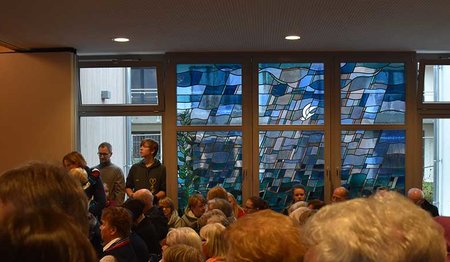 Die bunten Kirchenfenster der alten Kirche schmücken auch die neue – ©Monika Rulfs
