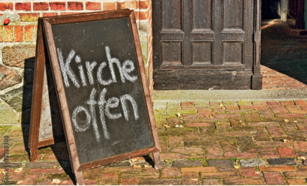 Willkommen beim ServiceTelefon - Copyright: Adobe Testbild Eine Kirche mit Schild "Kirche offen" - Copyright: Adobe Testbild