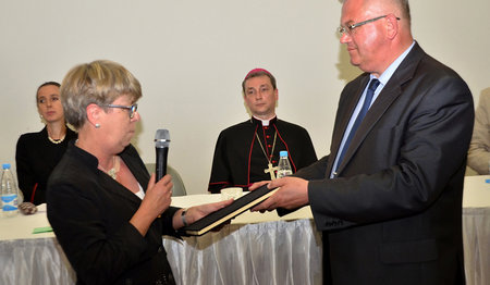 Barbara Duden, Vize-Präsidentin der Hamburger Bürgerschaft, überreicht Hamburger Namensliste - Foto: IBB