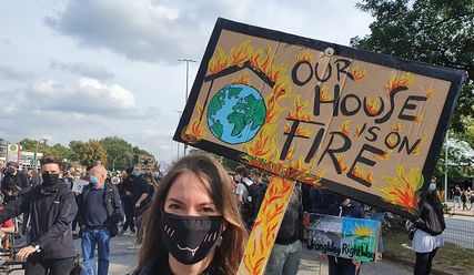 Wir hier bei der Demo von 'Fridays for Future' fordern viele Menschen Wege aufzuzeigen, wie wir in Zukunft nachhaltiger und umweltbewusster leben können. - Copyright: © Hagen Grützmacher