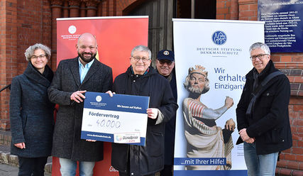 Vor der Friedenskirche von links: Julia Braukmann von bauwerk KIRCHLICHE IMMOBIlLIEN, Pastor Dr. Lennart Berndt, Johann Behringer und Jan Diekmann von der Deutschen Stiftung Denkmalschutz und Michael Nölker von Bauausschuss der Kirchengemeinde Altona-Ost. - Copyright: © Monika Rulfs