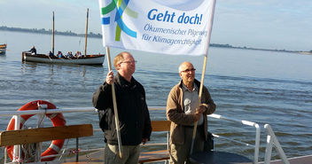 Weiter geht es über die Elbe: Pilgerer Siegfried Zinser (re.) mit Jan Christensen, dem Umweltpastor der Nordkirche - Copyright: Claudia Ebeling/ZMÖ