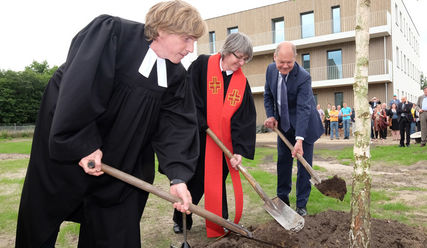 Pastor Oliver Spies, Pastorin Corinna Peters-Leimbach und Bürgermeister Olaf Scholz (v.l.) pflanzen einen Baum auf dem Gelände des neuen Wohnquartiers - Copyright: Stephan Wallocha/Das Rauhe Haus