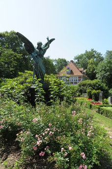 Friedhofsengel und Pastorat in Ochsenwerder