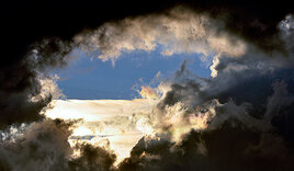 Dunkle Wolken reißen auf und blauer Himmel ist zu sehen. - Copyright: Jürgen Treiber / fundus-medien.de