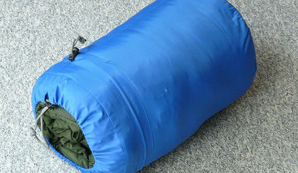 Schlafsack liegt auf dem Boden - Copyright: Hans Braxmeier/Pixabay