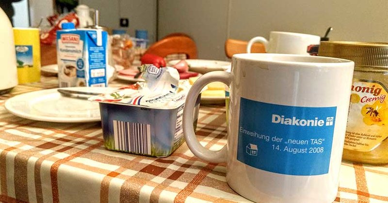 Frühstück für die Bewohner der Container