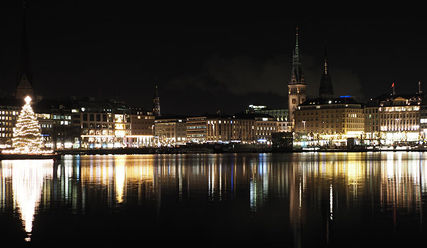 Jungfernstieg Hamburg mit Weihnachtsbaum - Copyright: © Unsplash