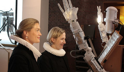 Der Segensroboter segnet auch die beiden Pastorinnen - Copyright: © Hagen Grützmacher