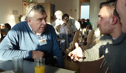 Hans Korndörfer (li.) im Gespräch mit Geflüchteten - Copyright: Sabine Henning/kirche-hamburg.de