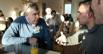 Hans Korndörfer (li.) im Gespräch mit Geflüchteten - Copyright: Sabine Henning/kirche-hamburg.de